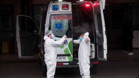Trabajadores sanitarios se desinfectan en la entrada del servicio de urgencias del Hospital San Jos en Santiago, Chile