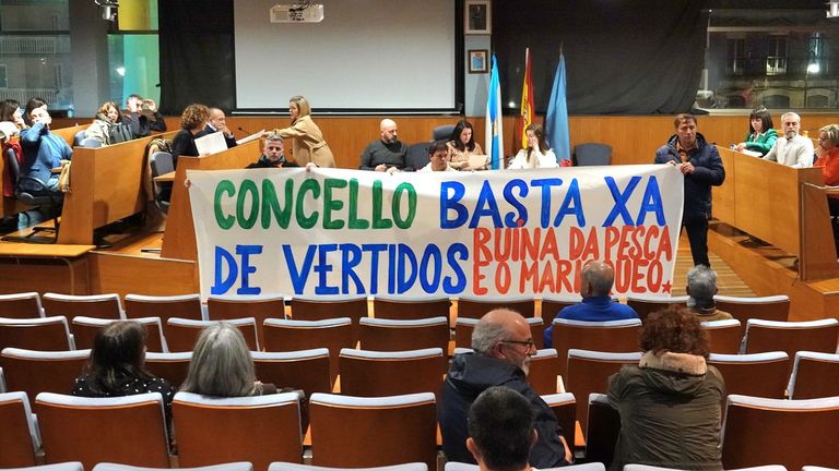 La Cofradía de San Xosé de Cangas también interrumpió el pleno para denunciar los vertidos. Dicen que están perjudicando seriamente a la actividad pesquera.