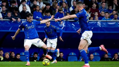 Fede Vias controla un baln durante el Real Oviedo-Mallorca