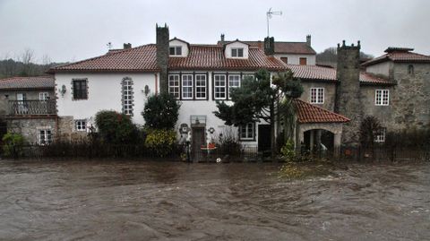 Una casa inundada por el desbordamiento del río Asma en el barrio chantadino de O Convento 