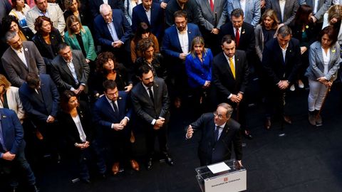 El presidente de la Generalitat, Quim Torra (abajo) recibe a alcaldes que han aprobado mociones de poyo a los presos polticos y exiliados y de rechazo a la sentencia del procs del Tribunal Supremo, este sbado en el Palau de la Generalitat