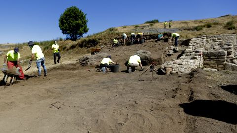 Alumnos del mster de arqueologa de la USC realizan prcticas en el castro de Elvia