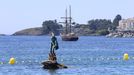 El buque Atyla, fondeado ante la playa de Silgar, en Sanxenxo