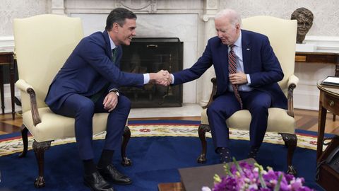 El jefe del Gobierno español, Pedro Sánchez, y el presidente de Estados Unidos, Joe Biden, este viernes en la Casa Blanca