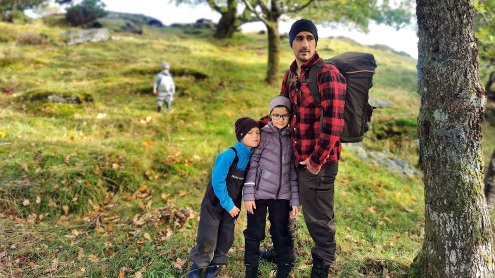 Fracasan los intentos de desencallar al megaportacontenedores del canal de Suez.El&iacute;as Conde, con dos de sus hijos, en Noruega