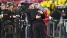 Xabi Alonso y Jos� Mourinho.Xabi Alonso, entrenador del Bayer Leverkusen, abraza a Jos� Mourinho