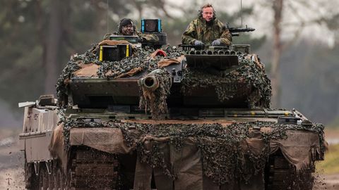 El ministro de Defensa alemán, Boris Pistorius, a bordo de un tanque Leopard 2 A6, durante una visita a la base de Augustdorf (Alemania)