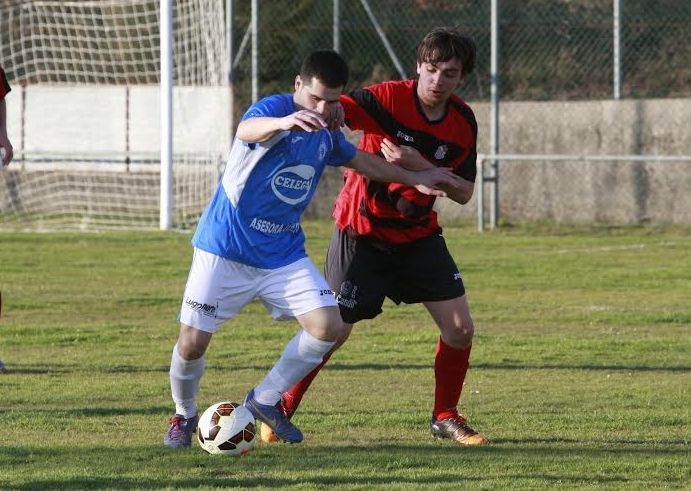 El delantero, Santi, a la izquierda, trata de conducir el bal�n en el partido del domingo. 