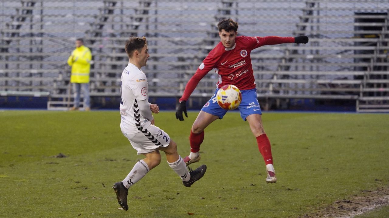 Nieve en la carretera de Quiroga a Folgoso do Courel.Sim&oacute;n Luca disputa un esf&eacute;rico en su carril zurdo