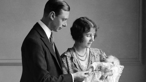 Isabel II nació el 21 de abril del 1926. En la fotografía, su padre, por entonces duque de York y posteriormente rey Jorge VI, y su madre Isabel sostienen a la recién nacida en brazos.