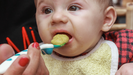 Imagen de archivo de un beb� tomando papilla