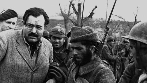 Ernest Hemingway en el frente de Teruel durante la Guerra Civil espaola.