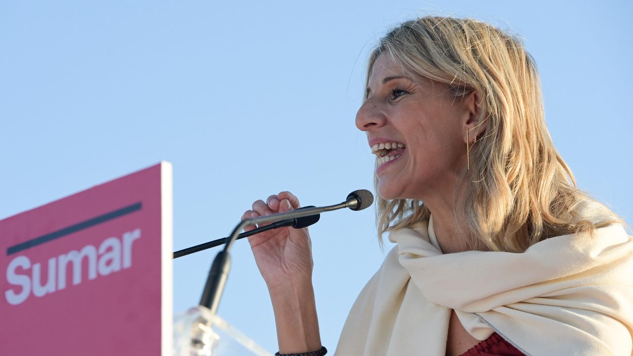 Daniel Castro, candidato por Lugo; Ana Pontn, y Noa Presas, nmero uno por Ourense, frente a la estacin en esa ciudad.