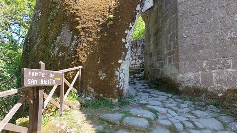 Ruta a la fuente de San Bieito en el Monasterio de San Pedro de Rocas