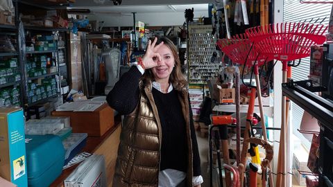 Conchi Galdo, en su ferretería de O Barqueiro, haciendo el símbolo del partido Autónomos