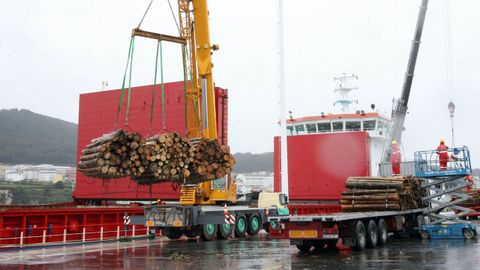 Un barco en una imagen de archivo carga madera de eucalipto en el puerto de Burela