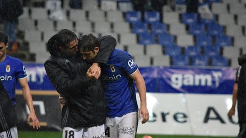 Christian Fern�ndez felicita a Verd�s tras el encuentro frente al Lugo