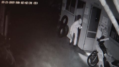 Imgenes de una cmara de seguridad en la que se ve una persona entrando a robar en una empresa de neumticos de Meira, en septiembre del 2019