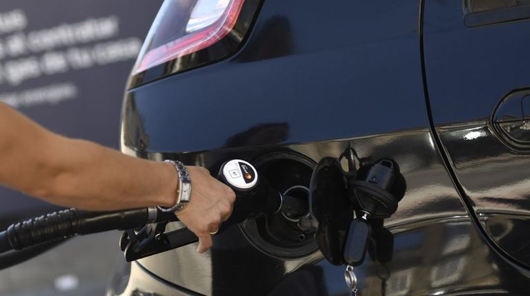 La operaria de una gasolinera pide no trabajar los fines de semana para cuidar a sus hijas y el juez le responde que el padre también debe hacerse cargo