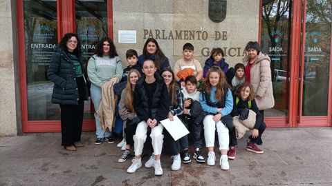 Representantes do Consello Local da Infancia e Adolescencia de Moeche, coa alcaldesa, onte diante do Parlamento galego