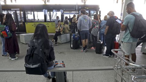 Durante el verano, esta línea se llena ya solamente en las paradas del aeropuerto y de la estación intermodal.