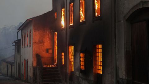 Casa ardiendo en la localidad portuguesa de Lousa