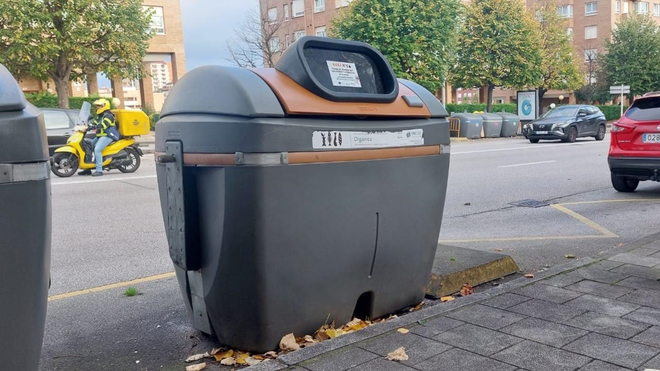 Contenedor marr�n, con la tapa modificada para que sea m�s sencillo de usar