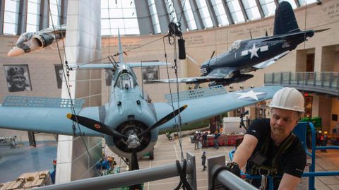 Tcnicos sitan un bombardero de la Segunda Guerra Mundial en el Museo Nacional de las Fuerzas Armadas en Virginia (Estados Unidos)
