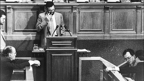 Debate de la moción de censura que Fernando González Laxe presentó contra Xerardo Fernández Albor, en 1987. Rajoy era vicepresidente de la Xunta. Fue la primera moción de censura autonómica que triunfó