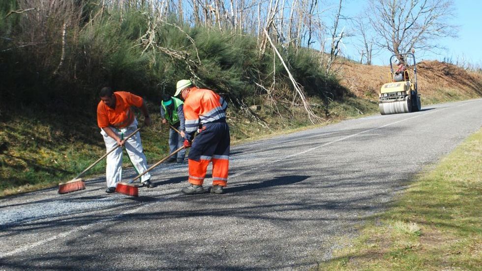 Los operarios arreglaron la carretera de Parada de Sil a Xunqueira de Espadanedo
