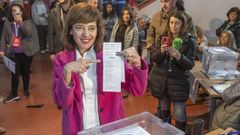 Marta Lois sealando la papeleta electoral de Sumar, en las elecciones gallegas de febrero.