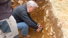 En el 2009 se utilizó la técnica de la luminiscencia del cuarzo para calcular la antigüedad de un yacimiento paleolítico situado en el lugar de As Lamas, en Monforte. En la foto, los investigadores extraen muestras de tierra de este yacimiento para realizar los análisis