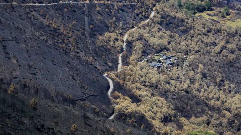 Una vista de la aldea de Vilar y del souto que la rodea tras los incendios de julio del 2022