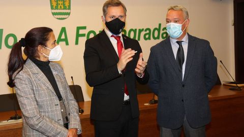 La subdelegada del Gobierno en Lugo, el delegado del Gobierno en Galicia y el alcalde de A Fonsagrada, en el consistorio fonsagradino