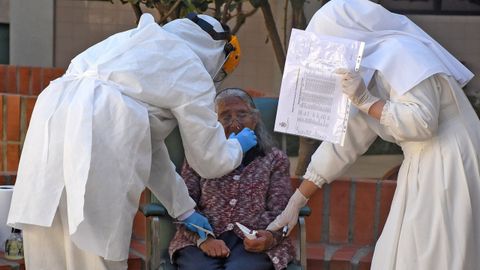Personal de salud realiza pruebas para detectar casos de Covid-19 en el Hogar San Jos de la tercera edad, en Cochabamba, Bolivia