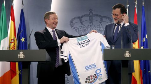 Ftbol galico en la Moncloa. El primer ministro irlands Enda Kenny entreg a Rajoy una camiseta con su nombre de la seleccin gallega de ftbol galico, que qued en tercer lugar en el mundial