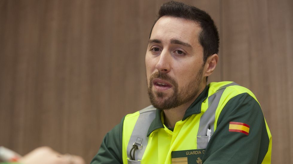 Cebolli, a la derecha, disputa un bal�n ante un futbolista del Laracha en O Sango�edo. 