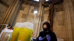 Una sanitaria prepara dosis de la vacuna contra el covid en una catedral de Viena