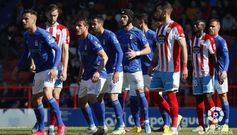 Los futbolistas del Real Oviedo se disponen a defender un bal�n parado frente al Lugo