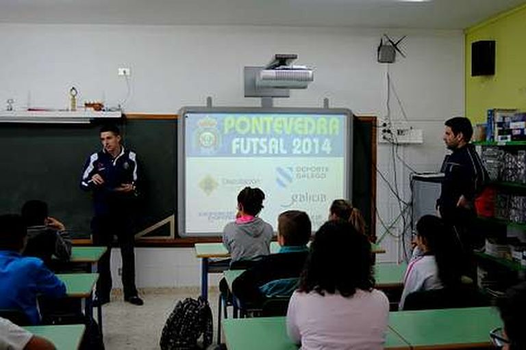 Dos técnicos del Leis, impartiendo una charla a escolares.