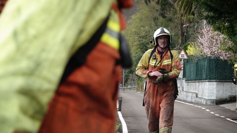 Bomberos de Asturias trabajan para extinguir las llamas en un incendio forestal