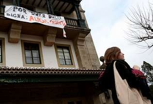 Los alumnos del colegio mayor San Clemente tambi&eacute;n protestaron por el estado del inmueble