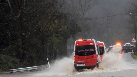 Ambulancias trasladan enfermos del hospital de Arriondas tras el desbordamiento del Sella