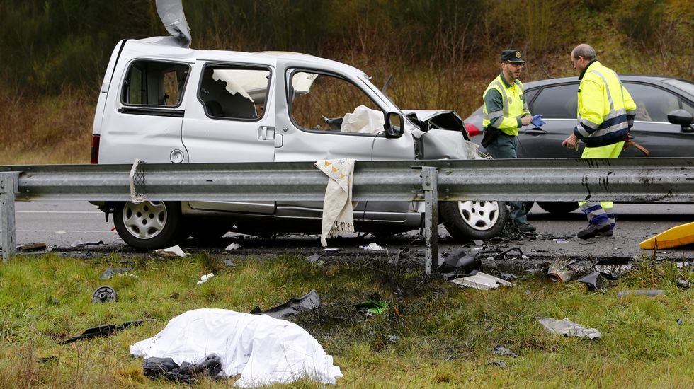 Choque entre un cami�n cisterna y una furgoneta en el corredor Lugo-Monforte