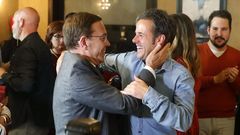 El candidato de Ciudadanos a la Presidencia del Principado, Juan Vzquez (i), y el candidato de este partido a la alcalda de Oviedo Ignacio Cuesta, celebran los resultados electorales.