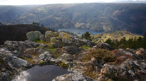 Las rocas de Pena da Virxe, en las que hay petroglifos, dominan el valle del Mio