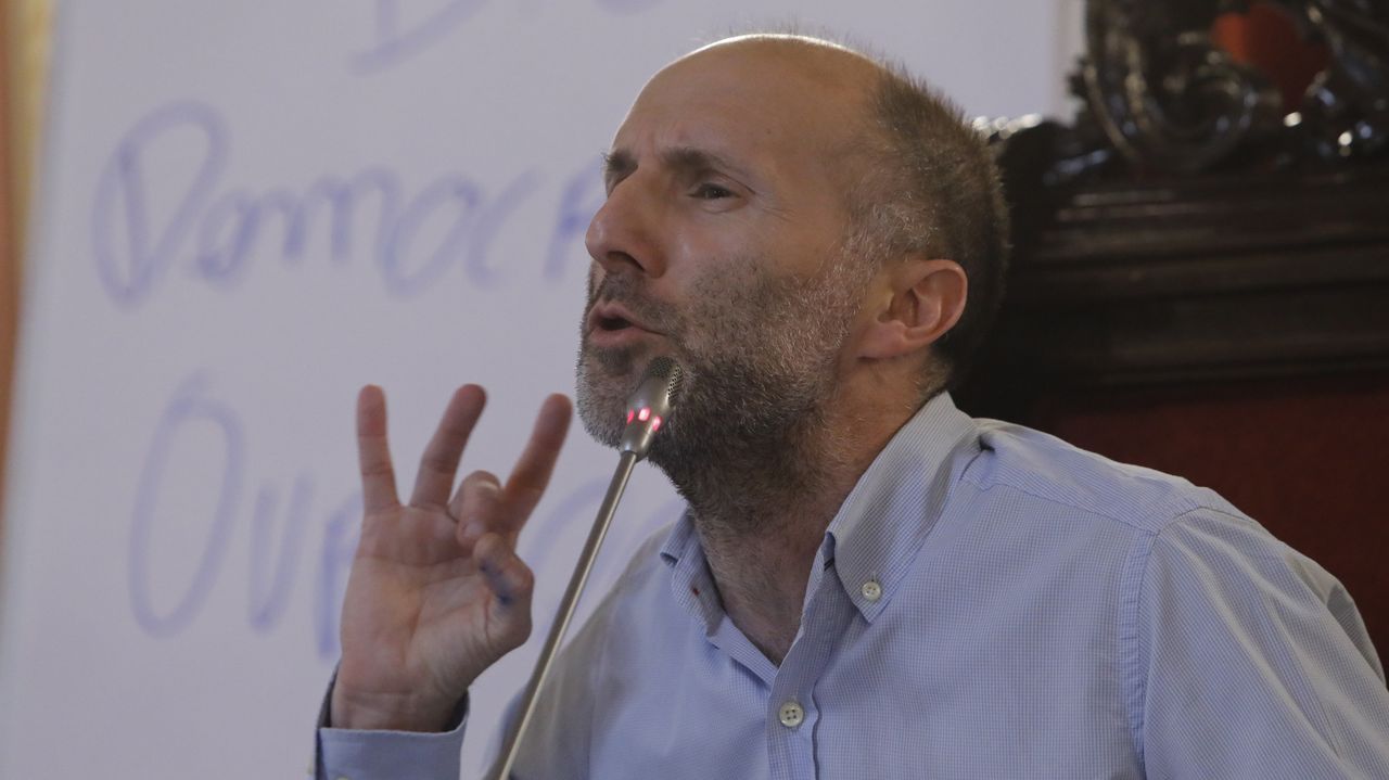 Criz roja imparte cursos formativos del manejo de desfibriladores inatalados por toda la ciudad..El alcalde de Ourense, Gonzalo P�rez J�come