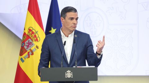 El presidente del Gobierno, Pedro Sánchez, sin corbata, durante su comparecencia en la Moncloa