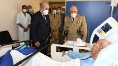 El presidente de Argelia, Abdelmayid Tebune, y el jefe del Ejército, el general Said Chengriha, durante su visita al líder del Frente Polisario, Brahim Gali, en el hospital militar de Argel horas después de llegar desde España