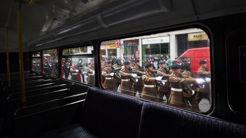 Oficiales y soldados del regimiento de infantería del ejército británico marchan durante su 50 aniversario, en Londres